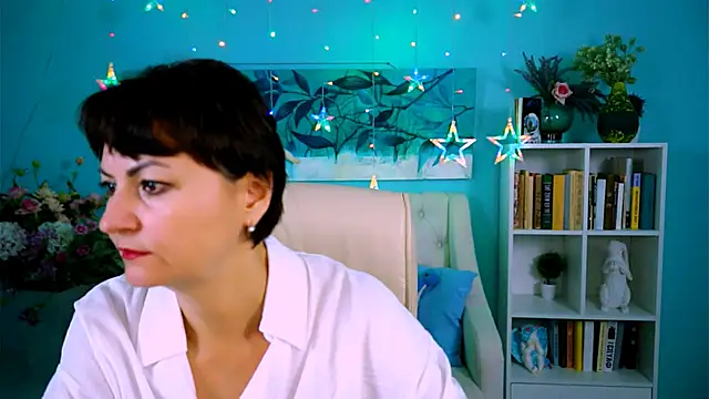 Snapshot of HelenBeler chatting on 11-25-25, 05:40 HelenBeler online show from 11-25-25, 05:40