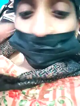 Snapshot of Pahadi_couple chatting on 10-16-25, 04:41 Pahadi couple online show from 10-16-25, 04:41