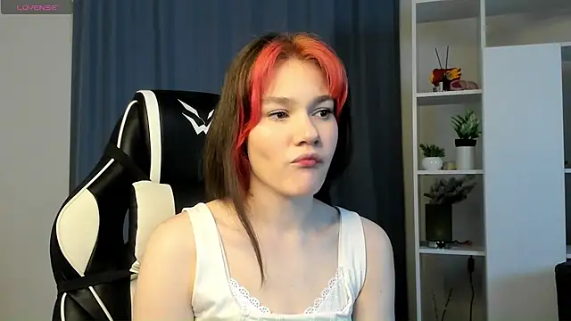 Snapshot of MauraSpurrier chatting on 10-22-25, 07:02 MauraSpurrier online show from 10-22-25, 07:02