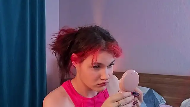 Snapshot of MauraSpurrier chatting on 10-25-25, 06:35 MauraSpurrier online show from 10-25-25, 06:35