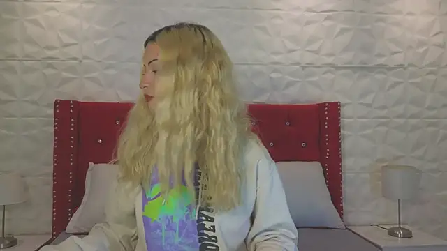 Snapshot of Lucy_n_pink chatting on 10-10-25, 07:35 Lucy n pink online show from 10-10-25, 07:35