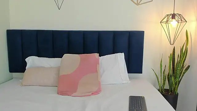 sophieturner mg online show from 12-01-25, 07:08