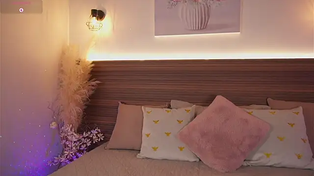 Snapshot of cinthia_jones2 chatting on 10-24-25, 05:26 cinthia jones2 online show from 10-24-25, 05:26