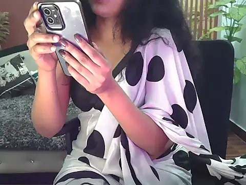 Snapshot of shaalu_sharma chatting on 12-19-25, 07:04 shaalu sharma online show from 12-19-25, 07:04