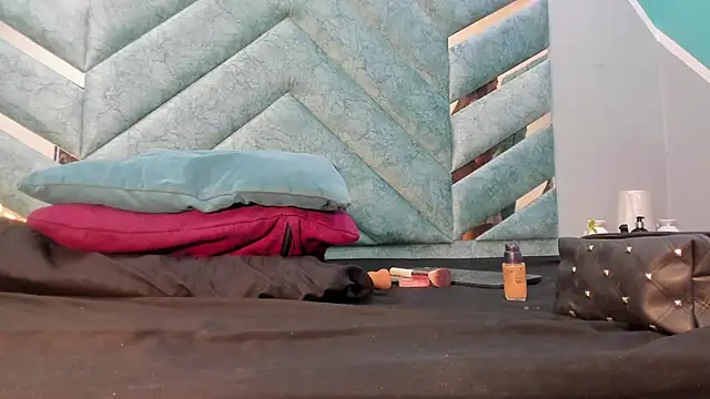 Snapshot of AngelineJolie chatting on 10-09-25, 07:01 AngelineJolie online show from 10-09-25, 07:01