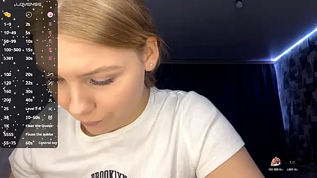 Snapshot of SwiiSweet chatting on 11-06-25, 04:08 SwiiSweet online show from 11-06-25, 04:08