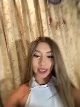 Snapshot of Ella_rr chatting on 09-27-25, 03:11 Ella rr online show from 09-27-25, 03:11