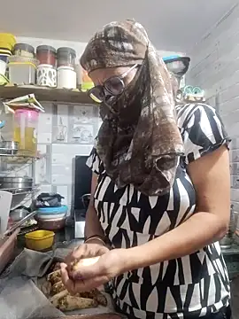 Snapshot of meenu_bhabhi547 chatting on 10-07-25, 01:47 meenu bhabhi547 online show from 10-07-25, 01:47