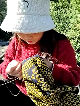 Snapshot of lusy-000 chatting on 11-26-25, 02:01 lusy-000 online show from 11-26-25, 02:01