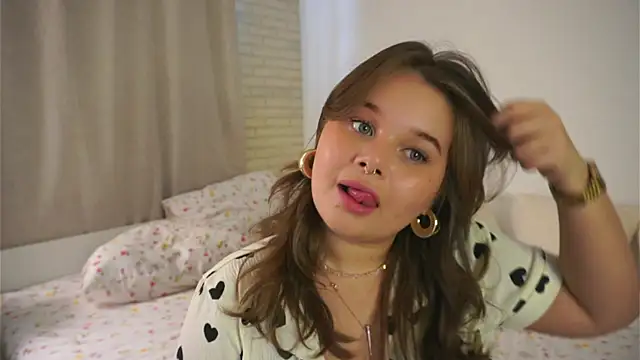 Snapshot of Anna_Nicol chatting on 09-22-25, 01:35 Anna Nicol online show from 09-22-25, 01:35