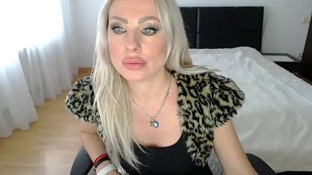 Snapshot of Tina_Shines chatting on 10-30-25, 01:01 Tina Shines online show from 10-30-25, 01:01