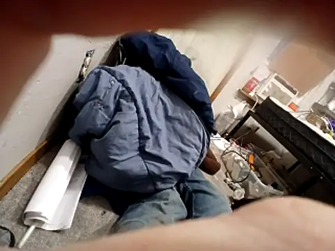 Snapshot of Hurri21 chatting on 12-21-25, 05:58 Hurri21 online show from 12-21-25, 05:58