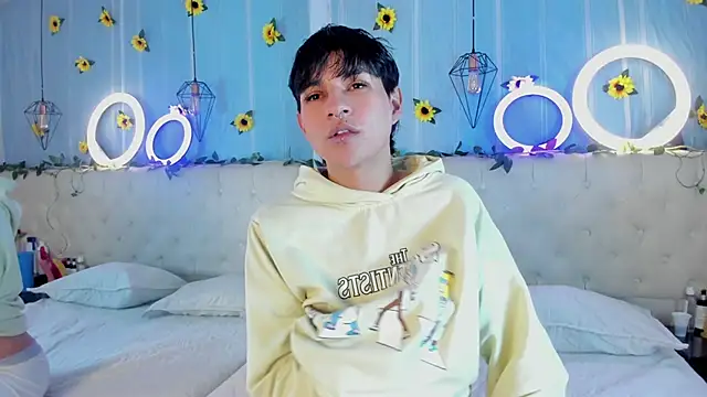 AleAurarashi online show from 11-16-25, 01:44