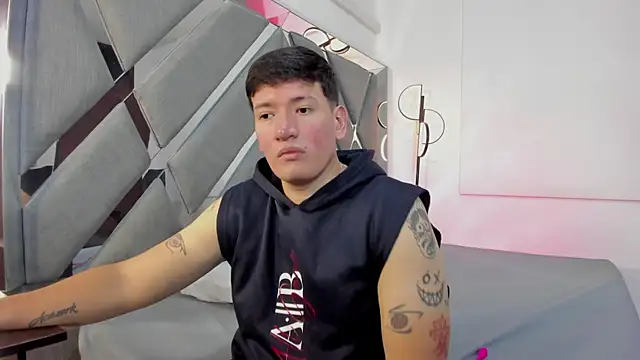 ZoeandEthan online show from 10-11-25, 06:39