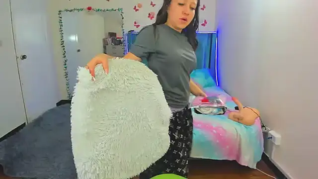 Luna Analya online show from 09-15-25, 10:48