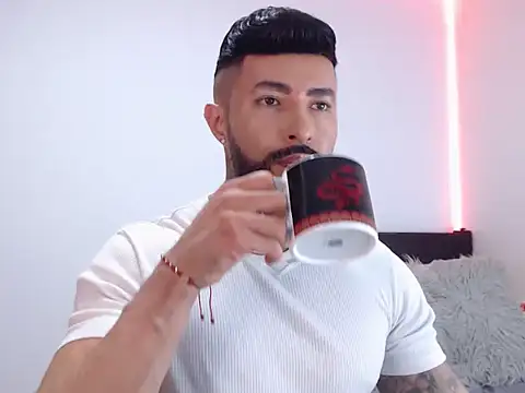 Snapshot of andrea_de_lucaa chatting on 10-22-25, 04:02 andrea de lucaa online show from 10-22-25, 04:02