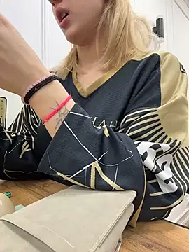 Snapshot of CaitlinSugar chatting on 11-08-25, 04:01 CaitlinSugar online show from 11-08-25, 04:01