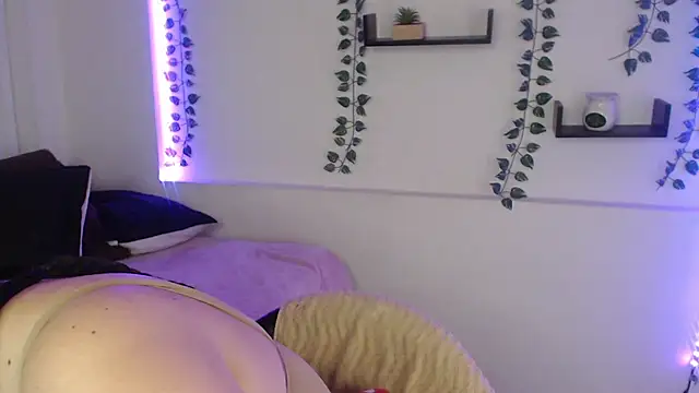 Snapshot of poison_doll2 chatting on 10-18-25, 02:40 poison doll2 online show from 10-18-25, 02:40