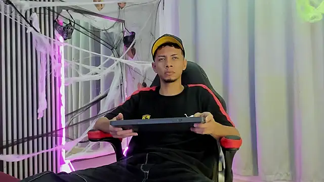 Snapshot of DustinandJordan chatting on 10-20-25, 05:08 DustinandJordan online show from 10-20-25, 05:08