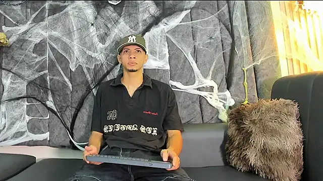 Snapshot of DustinandJordan chatting on 10-30-25, 08:31 DustinandJordan online show from 10-30-25, 08:31