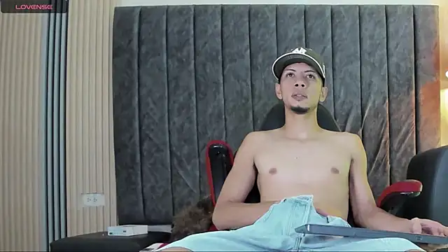 Snapshot of DustinandJordan chatting on 11-21-25, 04:22 DustinandJordan online show from 11-21-25, 04:22