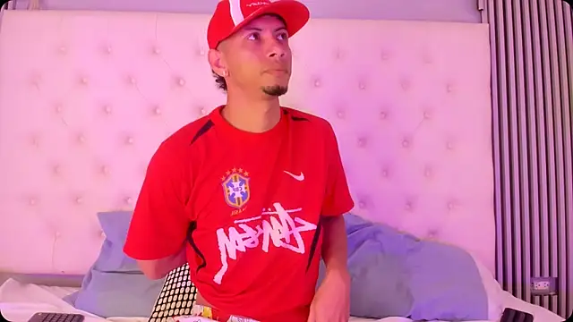 Snapshot of DustinandJordan chatting on 01-06-26, 01:04 DustinandJordan online show from 01-06-26, 01:04