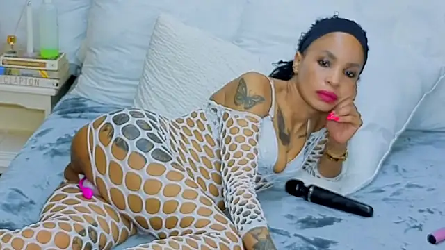 Snapshot of CaramelNatashaxx chatting on 10-26-25, 02:06 CaramelNatashaxx online show from 10-26-25, 02:06