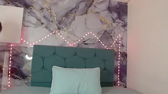 Snapshot of Vickysweeeettt chatting on 09-17-25, 07:48 Vickysweeeettt online show from 09-17-25, 07:48