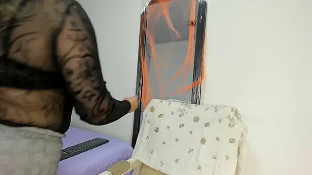 Snapshot of Vickysweeeettt chatting on 10-20-25, 07:47 Vickysweeeettt online show from 10-20-25, 07:47