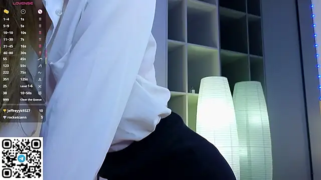 Snapshot of Quinavelle chatting on 02-15-26, 07:51 Quinavelle online show from 02-15-26, 07:51