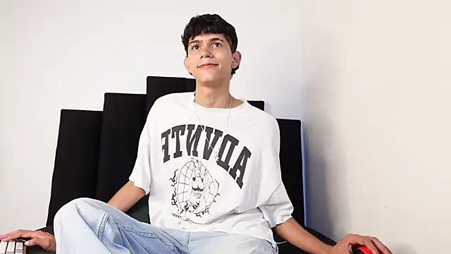 Snapshot of alexmark_ chatting on 10-14-25, 07:14 alexmark online show from 10-14-25, 07:14