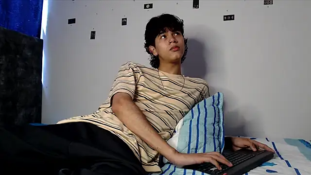 Snapshot of alexmark_ chatting on 05-21-26, 06:15 alexmark online show from 05-21-26, 06:15