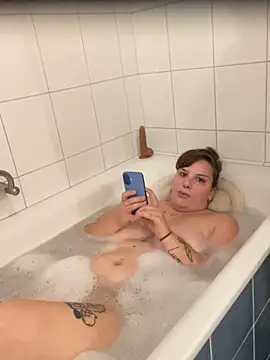 Snapshot of Debbie05 chatting on 09-13-25, 09:03 Debbie05 online show from 09-13-25, 09:03