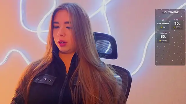 Snapshot of evapuffy chatting on 11-17-25, 10:21 evapuffy online show from 11-17-25, 10:21