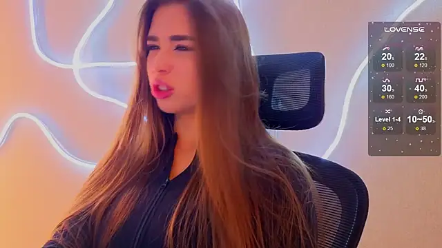 Snapshot of evapuffy chatting on 11-20-25, 10:15 evapuffy online show from 11-20-25, 10:15