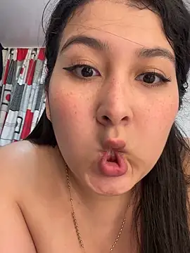 Snapshot of evelyn_1702 chatting on 10-10-25, 03:27 evelyn 1702 online show from 10-10-25, 03:27