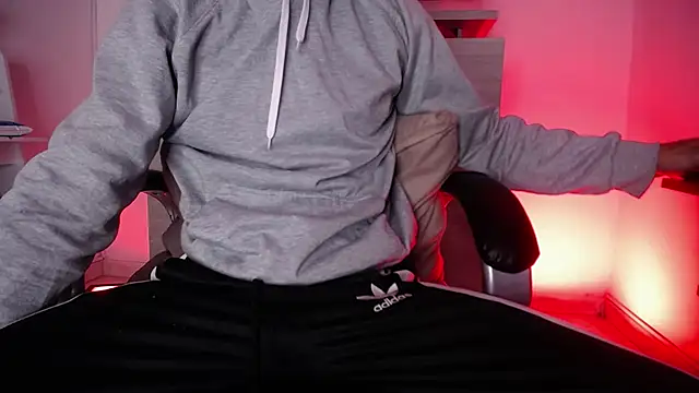 Snapshot of Mr_Klein_69 chatting on 10-31-25, 03:29 Mr Klein 69 online show from 10-31-25, 03:29