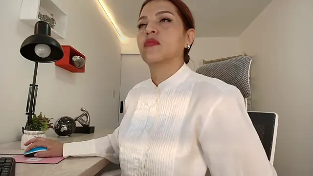 Snapshot of Skylar__Desire chatting on 09-24-25, 01:03 Skylar Desire online show from 09-24-25, 01:03