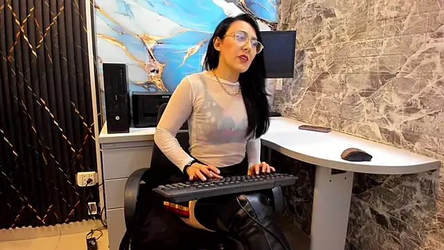 Snapshot of Scarlett_14_ chatting on 09-18-25, 03:19 Scarlett 14 online show from 09-18-25, 03:19