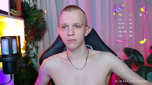 Snapshot of frozen_boy chatting on 11-25-25, 04:18 frozen boy online show from 11-25-25, 04:18