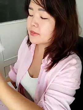 Snapshot of Innogin chatting on 10-15-25, 05:07 Innogin online show from 10-15-25, 05:07