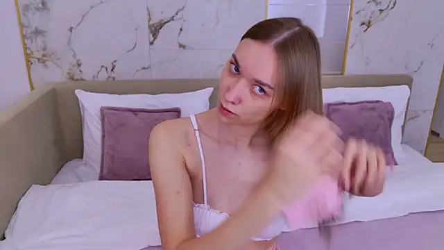 AmadaReine online show from 09-30-25, 04:12