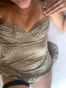 Snapshot of Katianesantos chatting on 09-25-25, 05:27 Katianesantos online show from 09-25-25, 05:27