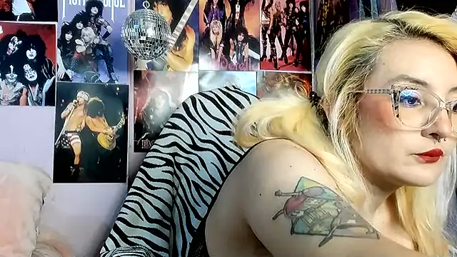 Snapshot of Avril_Maria chatting on 06-21-26, 06:32 Avril Maria online show from 06-21-26, 06:32