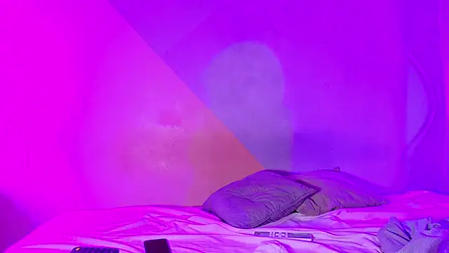 Snapshot of Laura_and_Kevin chatting on 10-02-25, 02:57 Laura and Kevin online show from 10-02-25, 02:57