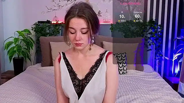 Snapshot of SkyHelen chatting on 10-06-25, 05:27 SkyHelen online show from 10-06-25, 05:27