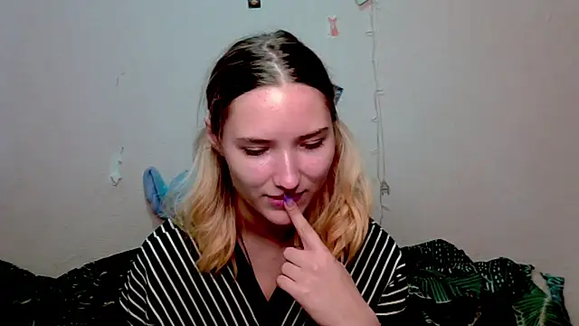 Snapshot of _kikiclark__ chatting on 10-15-25, 08:53 kikiclark online show from 10-15-25, 08:53