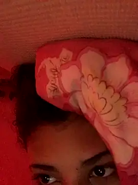 Snapshot of luluzinhax chatting on 09-25-25, 01:59 luluzinhax online show from 09-25-25, 01:59