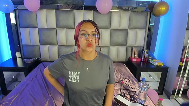 Snapshot of Valkiria_js chatting on 11-21-25, 01:21 Valkiria js online show from 11-21-25, 01:21