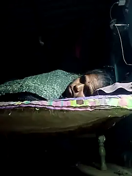 Snapshot of Hot-honi chatting on 11-15-25, 10:15 Hot-honi online show from 11-15-25, 10:15